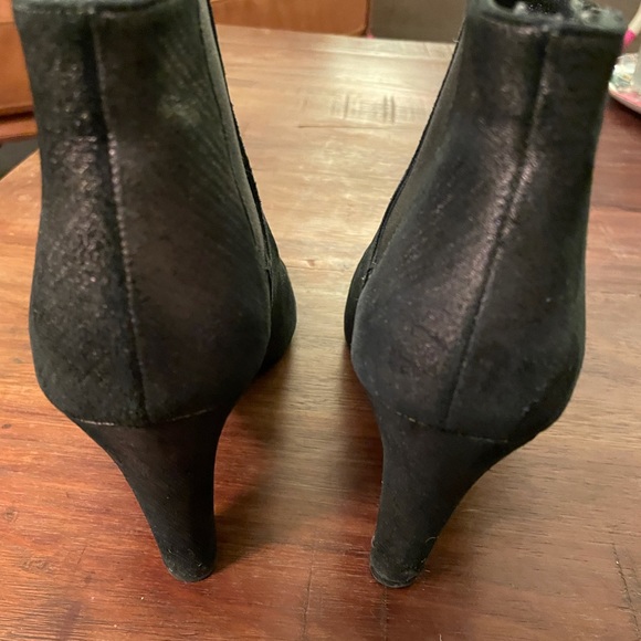 Chanel gold/black bootie / size 37.5 but feel a bit smaller like a 37. - Picture 5 of 6